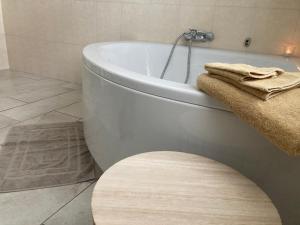 a bathroom with a tub and a toilet and a rug at Traumfänger Urlaub direkt am Meer in Pellworm