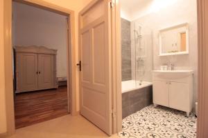 Koupelna v ubytování Charming 1BR apartment with bath in Quiet center of Riga