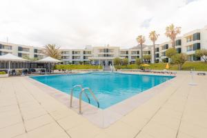 Bazén v ubytování Vila Baleira Suites nebo v jeho okolí
