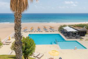 Bazén v ubytování Vila Baleira Suites nebo v jeho okolí