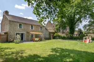 ein altes Steinhaus mit großem Hof in der Unterkunft Maison pour 8 personnes à Sarzeau - Superbe jardin in Sarzeau