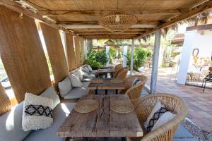 een houten tafel en stoelen op een patio bij Buenavista & Suites in Santa Eularia des Riu