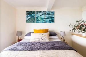 Krevet ili kreveti u jedinici u okviru objekta Y Vue - Beachside Apartment with Ocean Views