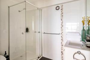 Vannituba majutusasutuses Y Vue - Beachside Apartment with Ocean Views