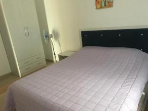1 dormitorio con 1 cama con colcha blanca en SEASIDE Apartment N 11 Golem, en Golem