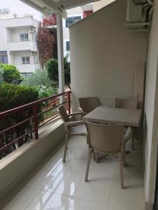 patio con mesa y sillas en el balcón en SEASIDE Apartment N 11 Golem, en Golem