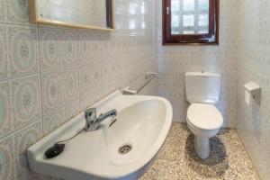 a bathroom with a sink and a toilet at Grifeu 6 Apartamento luminoso con terraza y vistas in Girona