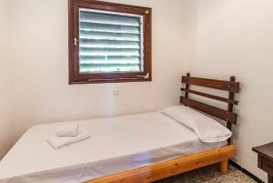 a small bed in a room with a window at Grifeu 6 Apartamento luminoso con terraza y vistas in Girona
