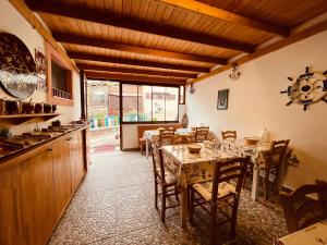 eine Küche und ein Esszimmer mit Tisch und Stühlen in der Unterkunft Bozcaada Vitis Hotel in Bozcaada