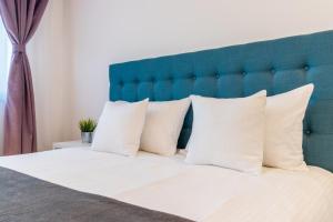 Un pat sau paturi într-o cameră la Arena Residence