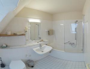 Koupelna v ubytování Gästehaus Brinks + 9 fotografií