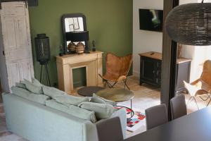 sala de estar con sofá y chimenea en Le Chatellier, en Cancale