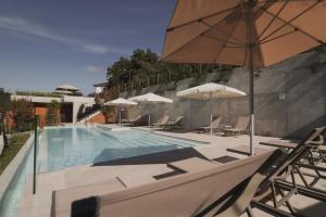 สระว่ายน้ำที่อยู่ใกล้ ๆ หรือใน Atmos Hotel Boutique