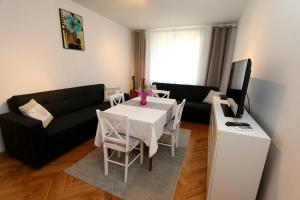Televízia a/alebo spoločenská miestnosť v ubytovaní Apartment Mira Lapad