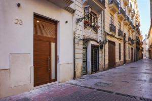 een lege straat in een stad met een gebouw bij VLC Host - Mercat Central in Valencia