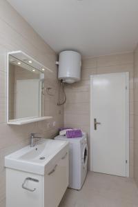 Kúpeľňa v ubytovaní Apartments Fortinia Dubrovnik- FREE PARKING