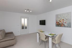 Televízia a/alebo spoločenská miestnosť v ubytovaní Apartments Fortinia Dubrovnik- FREE PARKING