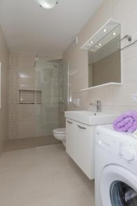 Kúpeľňa v ubytovaní Apartments Fortinia Dubrovnik- FREE PARKING