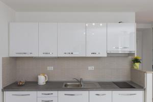 Kuchyňa alebo kuchynka v ubytovaní Apartments Fortinia Dubrovnik- FREE PARKING