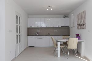 Kuchyňa alebo kuchynka v ubytovaní Apartments Fortinia Dubrovnik- FREE PARKING