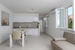Kuchyňa alebo kuchynka v ubytovaní Apartments Fortinia Dubrovnik- FREE PARKING