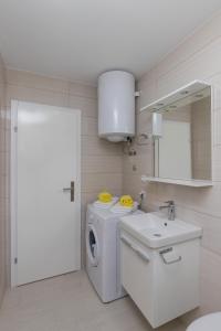 Kúpeľňa v ubytovaní Apartments Fortinia Dubrovnik- FREE PARKING