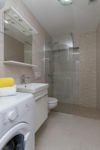 Kúpeľňa v ubytovaní Apartments Fortinia Dubrovnik- FREE PARKING