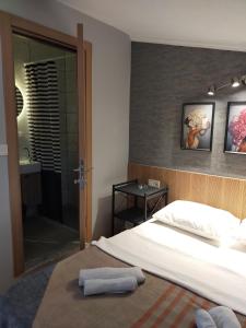 1 dormitorio con cama y baño con espejo. en Akdeniz apart hotel en Marmaris