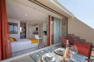 Een bed of bedden in een kamer bij Village Naturiste - Emotion X Heliopolis sea view