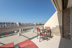 Een balkon of terras bij Village Naturiste - Emotion X Heliopolis sea view