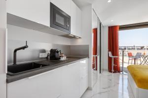 Een keuken of kitchenette bij Village Naturiste - Emotion X Heliopolis sea view