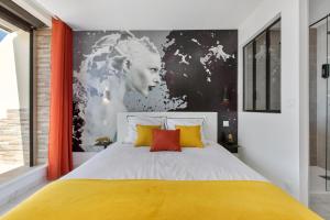 een slaapkamer met een groot bed en oranje gordijnen bij Village Naturiste - Emotion X Heliopolis sea view in Cap d'Agde +8 foto's