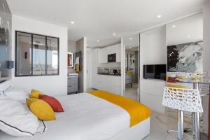 Een TV en/of entertainmentcenter bij Village Naturiste - Emotion X Heliopolis sea view
