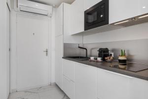 Een keuken of kitchenette bij Village Naturiste - Emotion X Heliopolis sea view