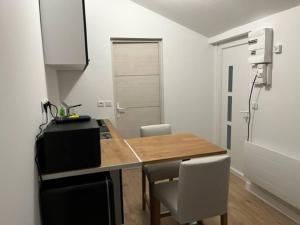 Una cocina con una mesa y sillas en una habitación. en Studio avec terrasse Paris Sud, en Villejuif