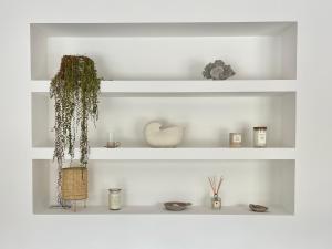 un estante blanco con plantas y otros artículos. en Luxury Getaway in Zante-Eliá Luxury Villas en Akrotiri