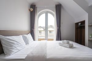 Postel nebo postele na pokoji v ubytování MSing DaLat Hotel