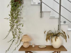 stół z wazonem i roślinami w obiekcie Luxury Getaway in Zante-Eliá Luxury Villas w mieście Akrotiri