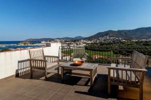 un patio con 2 sillas y una mesa con vistas en Sant Genís 19 ático con terraza y vistas en Girona