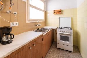 Kuchyňa alebo kuchynka v ubytovaní Sant Genís 19 ático con terraza y vistas + 8 fotografií