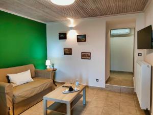 una sala de estar con un sofá y una mesa en The Stone House, en Kalambaka