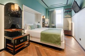 リスボンにあるNicola Rossio Hotelのベッドと電話が備わるホテルルームです。