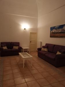 a living room with two couches and a coffee table at Dimora Marila in Noci