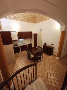 a kitchen and dining room with a table and chairs at Dimora Marila in Noci