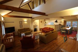 ein großes Wohnzimmer mit Sofas und einer Küche in der Unterkunft Spixworth Hall Cottages in Spixworth + 105 Fotos