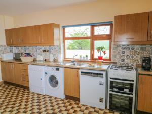 A kitchen or kitchenette at Annie's Place