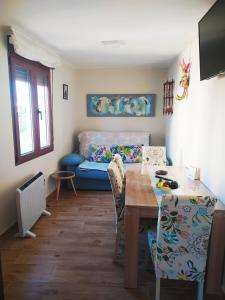sala de estar con mesa y sofá en El Rincón de Pilar en Casalarreina