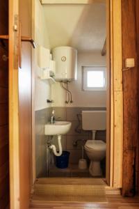 ヴィソコにあるBungalows Old Townのトイレと洗面台のある小さなバスルーム