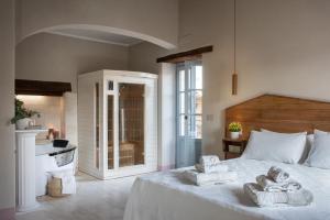 um quarto com uma cama com toalhas em La Casetta di Nise, charming private spa em Castelnuovo dellʼAbate