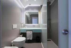 
a bathroom with a toilet, sink, and bathtub at Varzinn Hotel in Póvoa de Varzim
